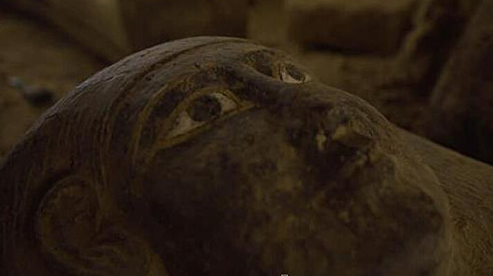 Mısır’da Kahire'nin 24 kilometre güneybatısında, Mısır'ın en eski başkenti Memphis'te yaşayanların defnedildiği Sakkara bölgesinde 2 bin 500 yıllık 13 tahta tabut bulundu. 