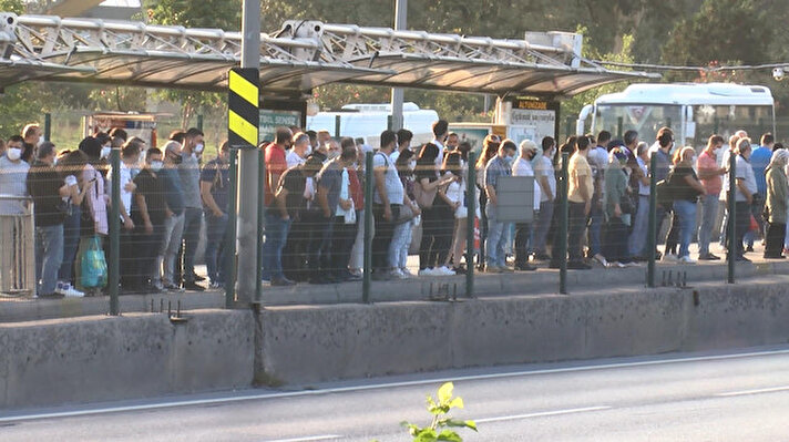 Sabah saatlerinde Altunizade metrobüs durağında yoğunluk yaşandı. İşe gitmek için evlerinden çıkan İstanbullular, metrobüs durağında yoğunluk oluşturdu.