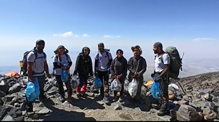 Vadi Doğa Sporları Kulübü üyeleri, Ömer Demez başkanlığında 12 kişilik ekiple Ağrı Dağı’na tırmandılar. Buzul kısmında 4200 metre kamp alanına gelene kadar bölgede gördükleri manzaraya karşı şaşkınlıklarını ve kızgınlıklarını gizleyemediler. Çöpleri kayaların arasında saklayarak kamufle edenlere tepki gösteren Vanlı dağcılar, tırmanma öncesi bölgede çöp temizliği yaptılar.
