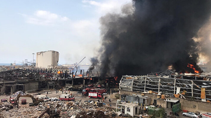 Lübnan'ın başkenti Beyrut'taki limanda bulunan bir hangarda henüz bilinmeyen nedenle büyük bir yangın çıktı. 
