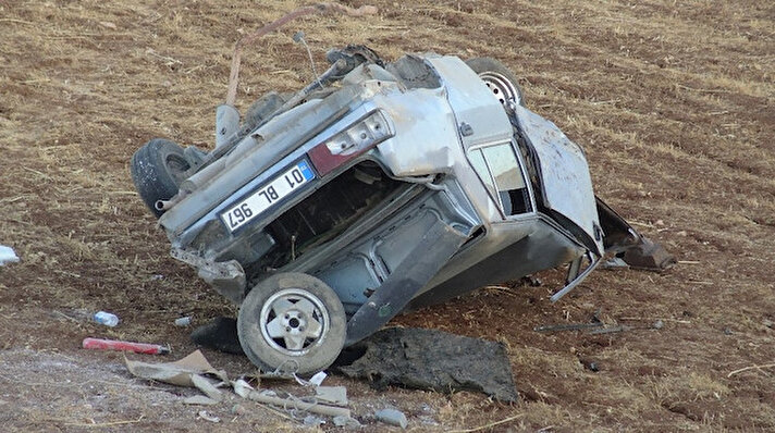 Mardin’in Midyat ilçesi istikametinden Gercüş istikametine seyir halinde olan 01 BL 967 plakalı otomobil, sürücüsünün direksiyon hakimiyetini kaybetmesi sonucu takla atarak şarampole yuvarlandı.