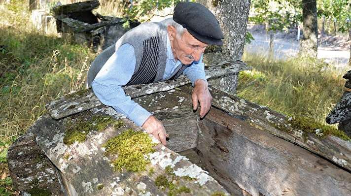 Tokat’ın Niksar ilçesine 23 kilometre uzaklıkta bulunan Büyükyurt köyünde orman içerisinde bulunan ahşap mezarlar görenlerin ilgisini çekiyor. 

