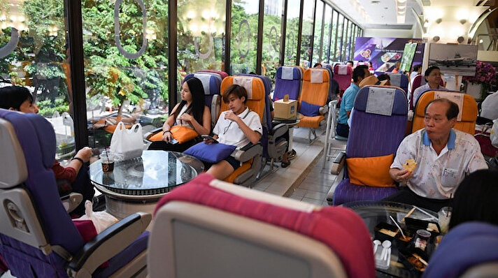 Tayland’da faaliyet gösteren Thai Airways, koronavirüs nedeniyle  seyahat edemeyen ya da uçuşlar verilen yemekleri özleyenler için Bangkok'taki genel merkezinde uçak kabinlerinin tasarımıyla birebir aynı dizayna sahip bir restoran açtı.