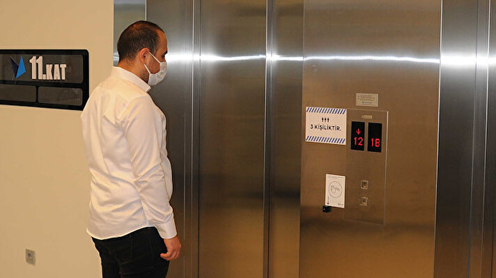 Bilişim Vadisi’nde Ar-Ge çalışmaları yapan bir yazılım şirketi, insanların yoğun olarak kullandıkları asansörlerde koronavirüs bulaş riskini en aza indirmek için ses komutlarıyla çalışan bir asansör yazılım sistemi geliştirdi. Yaklaşık 4 ay önce yapımına başlanan ve tamamı Türk mühendisler tarafından geliştirilen yazılım, test amaçlı olarak Bilişim Vadisi'ndeki asansörlerde kullanılmaya başlandı. 