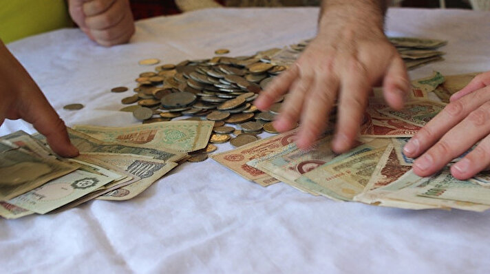 Düzce'nin Yeni Taşköprü köyünde yıllar önce Serhat Gür, para koleksiyonu oluşturmaya başladı.
