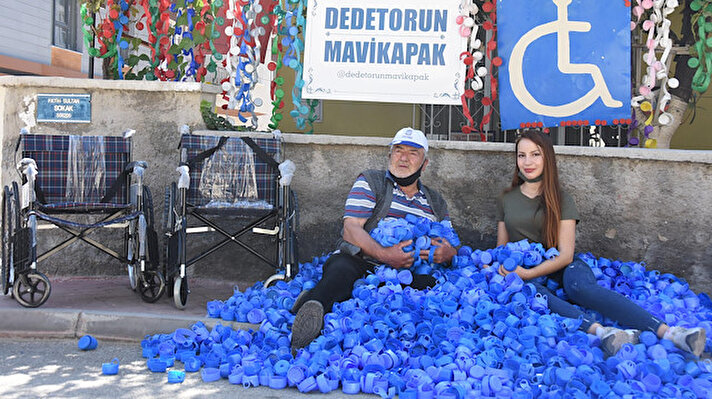 Eskişehir'de oturan Melike Sarıtaş, dedesi Halit Aydoğan ile birlikte 13 yıldır topladıkları plastik mavi kapaklardan elde ettikleri tekerlekli sandalyeleri 373 engelli bireye ulaştırdı. 