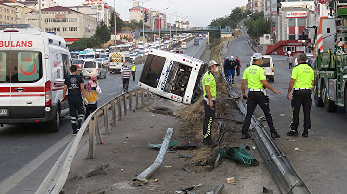 İstanbul Pendik Güzeyalı yan yolda yolcu otobüsü yan yattı.