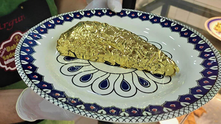 Bursa'da baklavacı Argün Gürol, 24 ayar saf altın ile kaplı baklava yaptı. 
