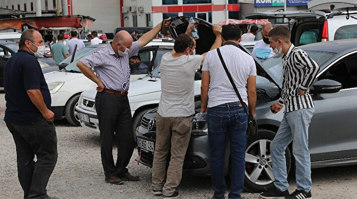 Otomotiv sektöründe faaliyet gösteren birçok firmanın üretim merkezi olan Kocaeli’de tüm Türkiye’de olduğu gibi ikinci el araç piyasası dudak uçuklatıyor. Araç fiyatlarında yüzde 40’a kadar varan artışların görülmesi sonrasında Kocaeli’de bulunan oto pazarlarına vatandaşların ilgisi azaldı. 