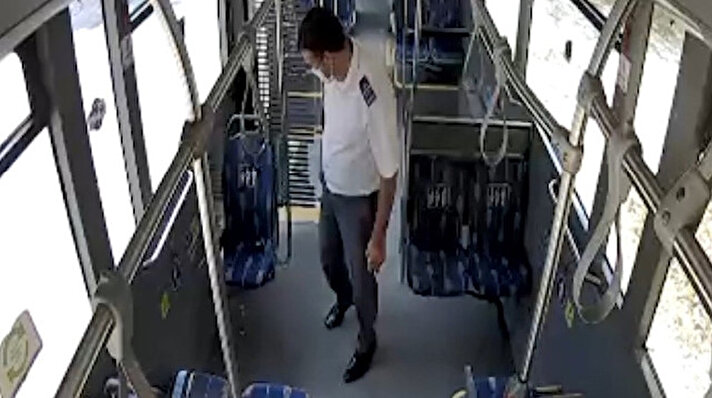 Kocaeli Büyükşehir Belediyesi UlaşımPark otobüs sürücüsü Hasan Aliş, Hat 265 Otogar - Maşukiye seferi sırasında son durağa geldiğinde aracı kontrol ederken bir cüzdan buldu.