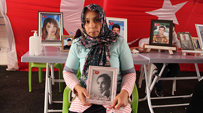 Diyarbakır'da oturan Mehmet Akar, geçen yıl 21 Ağustos tarihinde ortadan kayboldu. Akar'ın annesi Hacire Akar, bir gün sonra HDP Diyarbakır il binası önüne geldi. 