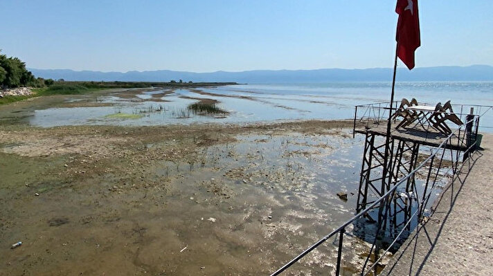 İznik Gölü su çekilmesinden dolayı her geçen gün kötüye gidiyor. İlçenin en büyük iskelesi su çekilmesinden dolayı endişe veren bir görüntü oluşturdu.
