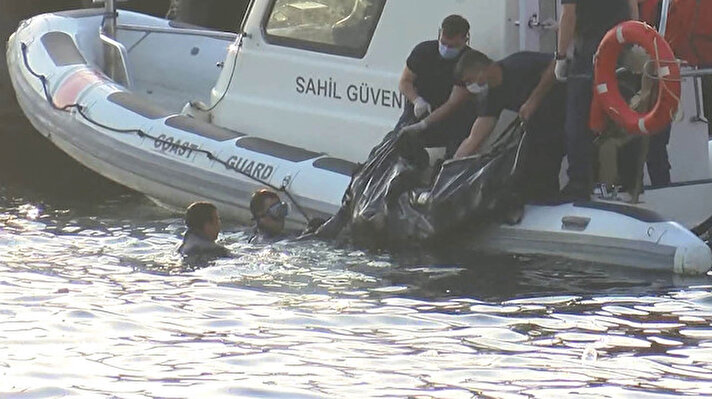 Sabah saat 07.00 sıralarında Eminönü İDO iskelesinde deniz üzerinde hareketsiz birini olduğunu görenler durumu polis ekiplerine haber verdi.
