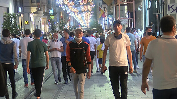 Artan koronavirüs vaka sayılarına rağmen Beyoğlu İstiklal Caddesi'nde yoğunluk yaşandı.