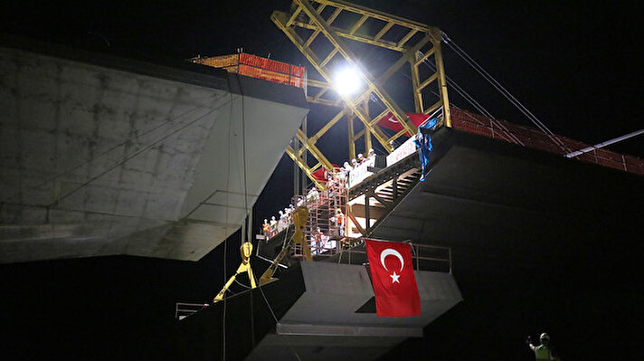 Doğu ve Güneydoğu Anadolu bölgeleri ile Orta Anadolu ve Akdeniz'i birbirine bağlayan yollar üzerinde stratejik konumda bulunan, 660 metre uzunluğundaki Yeni Kömürhan Köprüsü'nün iki yakası, 6 metre uzunluğundaki son çelik segmentin montajı ile birleşti.