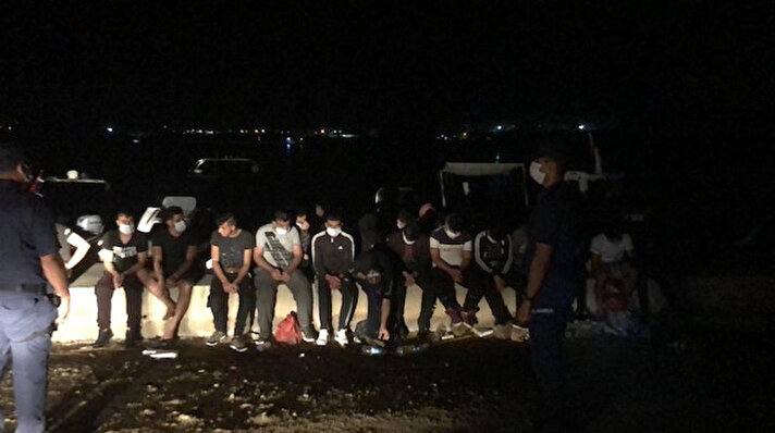 Suriye’den Kıbrıs’a geçiş yapmak isteyen 30 düzensiz göçmeni taşıyan botun kaptanı insan kaçakçılığı suçundan tutuklandı.