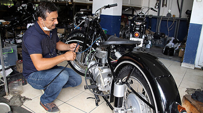 Camikebir Mahallesi'nde oturan Tahsin Erdem, evinin altına açtığı motosiklet tamirhanesinde 1950 model ve öncesi hurda motosikletleri tamir ediyor.