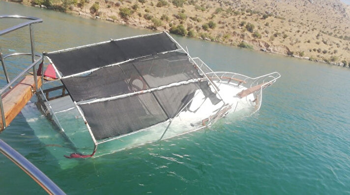 Turizm ilçesi Halfeti'de tur teknesinin batması olayıyla ilgili detaylar ortaya çıktı. Teknenin, yolcuların güneşli olan bölgeden gölge yere geçmesi sonucu alabora olduğu öğrenildi.