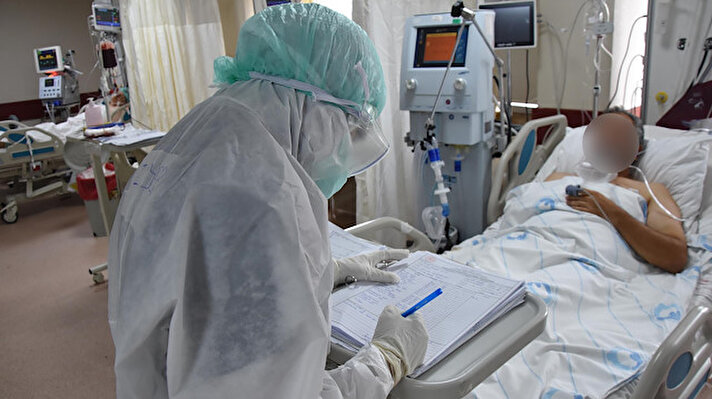 Kütahya’da koronavirüs sürecinde sağlık çalışanlarının, Sağlık Bilimleri Üniversitesi Evliya Çelebi Eğitim ve Araştırma Hastanesi pandemi yoğun bakım servisinde ölümle yaşam arasındaki mücadeleleri görüntülendi. 