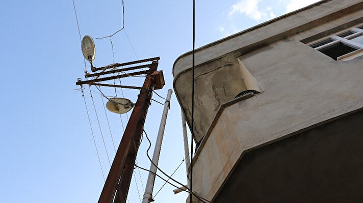 Adana'nın Yüreğir ilçesinde iddiaya göre, 33 yaşındaki A.K. isimli adam evine kaçak elektrik çekmek üzere elektrik direğine çıktı. 