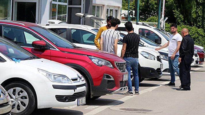 Koronavirüs salgını nedeniyle üretimi sekteye uğrayan sıfır otomobil piyasasında bayilerde araç bulunmazken fiyatlar ise son olarak yapılan ÖTV düzenlemesi ile uçuşa geçti.