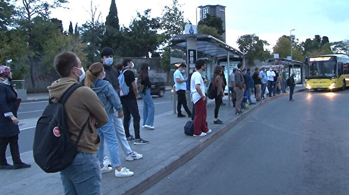 İstanbul Valiliği tarafından yeni tip koronavirüse karşı mücadele kapsamında vatandaşların toplu taşıtlarda oluşturduğu yoğunluğu önlemek amacıyla haftanın ilk gününde kademeli mesai saati uygulamasına geçildi.