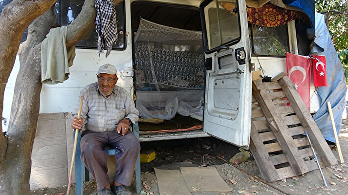 Koçarlı'nın kırsal Şenköy Mahallesi'nde doğup, büyüyen ve hiç evlenmeyen, yıllarca çobanlık yaparak geçimini sağlayan Nazmi Sarıışık, 4 yıl önce 750 liraya hurda, motoru olmayan bir minibüs aldı.