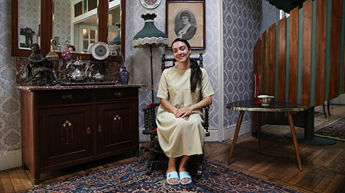 Çekimleri, Beyoğlu'nda gerçekleştirilen dram türündeki dizinin başrollerini, Farah Zeynep Abdullah, Birkan Sokullu, Ezgi Mola ve Merve Dizdar paylaşıyor.