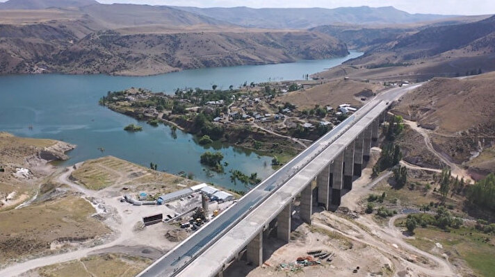 Sarıkamış-Horasan arasından yapımı devam eden 750 milyon liraya mal olacak bölünmüş yol, nakış nakış işleniyor.