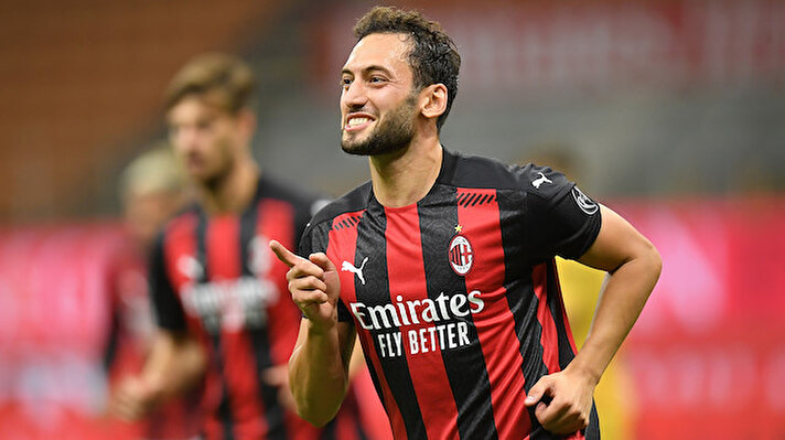 "Çalhanoğlu ve Colombo, Milan'a galibiyeti getirdi" başlığını atan Corriere dello Sport gazetesi "Süper Çalhanoğlu. Milan, dün play-off turunun kapısını araladıysa bunun için esasen Türk oyuncusuna teşekkür etmeli. Giuseppe Meazza tribünlerinde taraftarlar olsaydı, onları tutuşturmuştu. 10 numara, İbrahimovic'in yokluğunda kendisine daha çok ihtiyaç olduğunu anladı" değerlendirmesini yaptı.