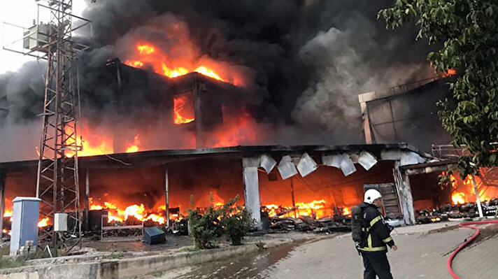 Tokat'ta bir alışveriş merkezinde (AVM) çıkan yangına itfaiye ekiplerince müdahale ediliyor.