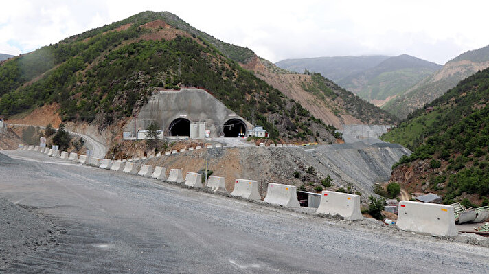 Trabzon- Gümüşhane karayolu üzerinde yapılan ve dönemin Başbakanı Binali Yıldırım tarafından 17 Mart 2017'de temeli atılan Zigana Tüneli'nde delme çalışmaları, çift yönlü sürdürülüyor. Projeyle Gümüşhane'nin Torul ilçesine bağlı Köstere köyü mevkisiyle Trabzon'un Maçka ilçesine bağlı Başarköy köyü arasında, her biri 14,5 kilometre ve toplam 29 kilometre uzunluğunda çift tünel inşa ediliyor. 