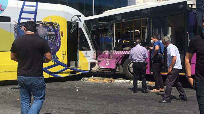 1) Bugün sabah saatlerinde Fatih'te tramvay ile servis aracı çarpıştı.    
