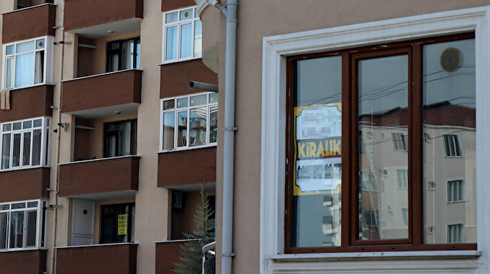 Türkiye'nin 'öğrenci kenti' olarak bilinen şehirlerinden Edirne'de, özellikle son 3 yılda kiralık dairelerde meydana gelen yüzde 110'luk artış, bu kategoride serhat şehrini ülke ortalamasında birinci sıraya taşıdı. Kentte 100 metrekarelik bir daire için 1000 lira ile 1800 lira arasında fiyatlar değişirken, kiracılar ise bu durumdan şikayetçi olmaya başladı. Yükseliş hakkında konuşan Trakya Umum Emlak Müşavirleri Derneği Edirne Şube Başkanı Aytaç Feda, üniversitenin uzaktan eğitime geçmesiyle kentteki kiralık dairelerin yüzde 80'inin boşaldığını, bu nedenle ilerleyen süreçte fiyatların düşmesini beklediklerini söyledi.
