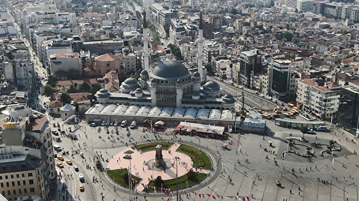 İstanbul'da Beyoğlu'na 2017' yılında başlanan Taksim Camii inşaatında sona gelindi. Şu ana kadar yapılan çalışmalarda binanın dış cephesinin tamamlanmış, camları yerlerine takılmıştı.