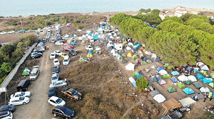 İstanbul Şile’de yapılan bir kamp festivalinde mesafe ve maske kuralına uyulmadığı görüldü.