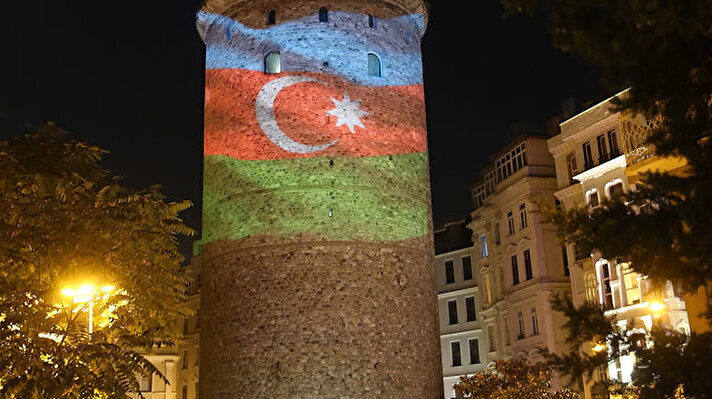 Kültür ve Turizm Bakanlığınca gerçekleştirilen Galata Kulesi'nin Azerbaycan bayrağı renkleriyle aydınlatılmasına çevredeki vatandaşlar da ilgi gösterdi.

