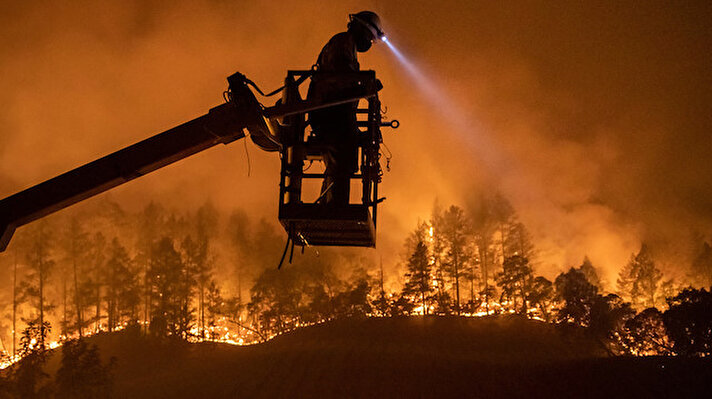Associated Press'in haberinde, California'nın kuzey kısımlarında 27 Eylül'den bu yana çıkan irili ufaklı yaklaşık 30 yangının hayatı olumsuz etkilediği bildirildi.  
