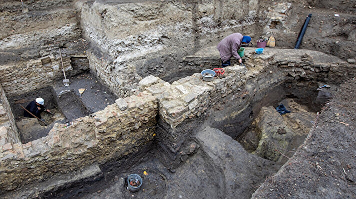 Mora Ferenc Müzesi yetkilisi Csilla Molnar yaptığı açıklamada, bölgede yapılan kazı çalışmaları neticesinde Osmanlı dönemine ait tabakhane binası ve derilerin ıslatılmasında kullanılan havuz kalıntılarının ortaya çıkarıldığını belirtti. 