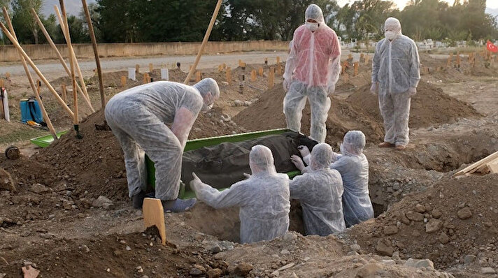 Covid-19 salgını nedeniyle hayatını kaybedenlerin cenaze işlemleri Erzincan’da görüntülendi. Korona virüs sebebiyle vefat eden vatandaşlar, Erzincan’da Terzibaba Mezarlığı içerisinde önceden ilaçlama yapılarak hazırlanan ve sadece Covid-19 cenazelerinin defnedildiği alanda İslami usullere uygun olarak defnediliyor.