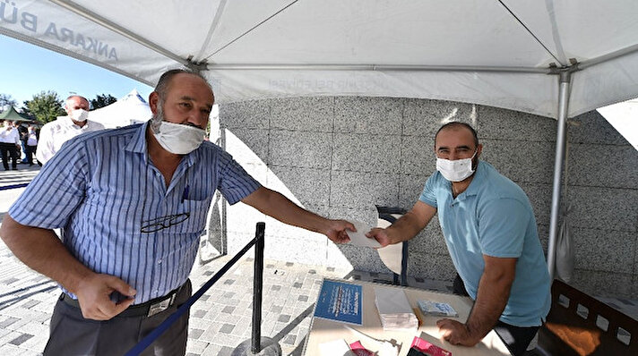 Pandemi sürecinde toplum sağlığını önceleyen çalışmalara bir yenisi daha eklendi. Sağlık Bakanlığı ve Ankara Valiliği ile işbirliğiyle filyasyon ekiplerinin karantina altındaki vatandaşlara daha hızlı ulaşarak tıbbi müdahalede bulunabilmesi için yeni bir uygulamaya imza atıldı. Karantina altındaki vatandaşlara sağlık ekiplerinin hızlı müdahale edebilmesi için filyasyon ekibinde gönüllü çalışan 300 taksicinin günlük yevmiyeleri karşılanmaya başladı. Taksici esnafına ilk destek ödemesi de gerçekleştirildi.