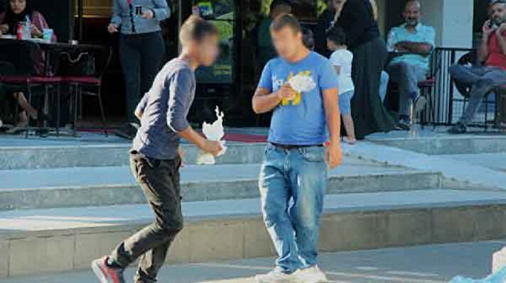 Kentin en işlek bölgelerinden, Seyhan ilçesi Çınarlı Mahallesi Atatürk Caddesi'nde yürüyen 2 genç, ellerindeki poşet içerisindeki uçucu maddeyi solurken görüntülendi. 