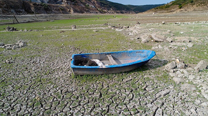 İstanbul barajlarındaki su seviyeleri, yaz aylarında beklenen yağışların düşmemesinin ardından düşmeye başladı. İstanbul Su ve Kanalizasyon İdaresi (İSKİ) verilerine göre barajlardaki doluluk oranı bugün itibariyle yüzde 35 seviyesine kadar indi. Meteoroloji Genel Müdürlüğünün yağış analizine göre ise Marmara Bölgesi’nin Eylül ayı yağış ortalamasında normaline göre yüzde 64 azalma tespit edildi.
