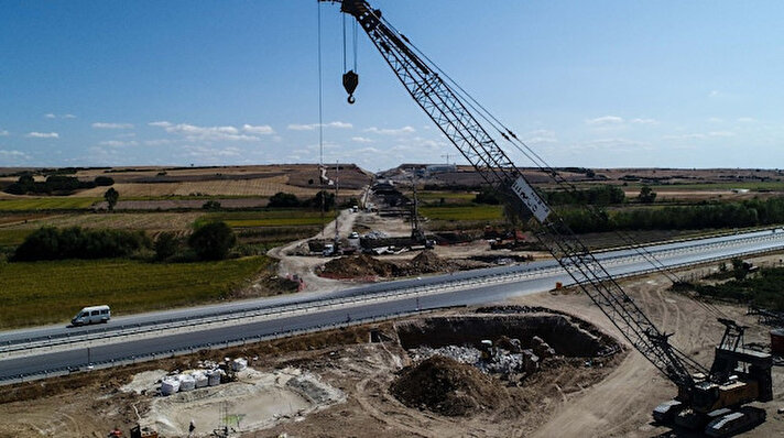 Ulaştırma ve Altyapı Bakanlığı tarafından geçen yıl haziran ayında yapımına başlanan Halkalı-Kapıkule Demir Yolu Hattı Projesi’nde çalışmalar hız kesmeden devam ediyor. Projenin 153 kilometrelik kısmını oluşturan Çerkezköy-Kapıkule demir yolu hattında çalışmalar yoğunluk kazandı. Avrupa ülkeleriyle yüksek standartlı demir yolu bağlantısını sağlayacak, Halkalı-Kapıkule demir yolu projesinin ilk etabı Çerkezköy-Kapıkule arası, ikinci etabı ise Halkalı-Çerkezköy arası olacak. 