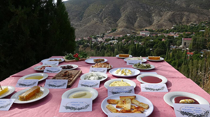 Erzurum'un Olur ilçesinin kahvaltısı Belediye Başkanı Sıddık Demircan tarafından tanıtıldı. İlçeye hakim bir noktada kurulan masada yer alan kahvaltı ürünlerini tek tek anlatan Başkan Demircan, ilçede güne cağ kebapla başlandığını söyledi.
