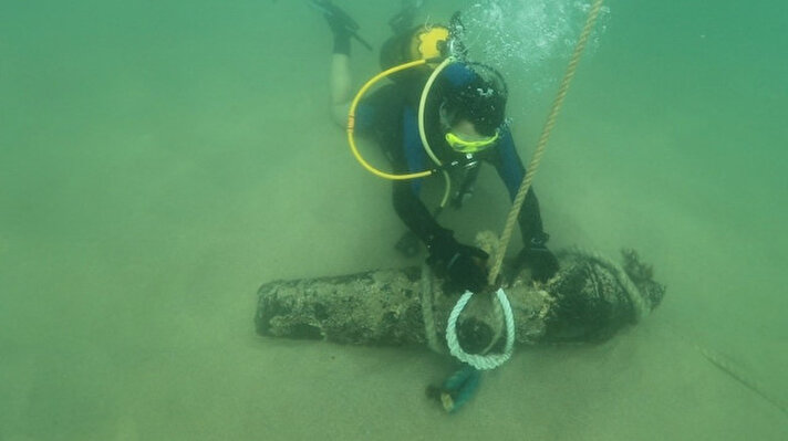 Kocaeli’nin Kandıra ilçesi Karadeniz kıyısında bulunan Seyrek Kalesi’nin açıklarında suyun altında top bulundu. Bölgeye gelen Kocaeli Müze Müdürlüğü dalış ekibi inceleme yaptı. 
