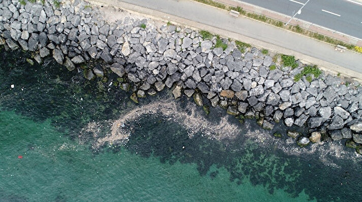 Vatandaşların yürüyüş yaptığı ve bisiklet sürdüğü Yenikapı Sahili’nde biriken çöp yığınları İHA’nın su altı dronu ile görüntülendi. 