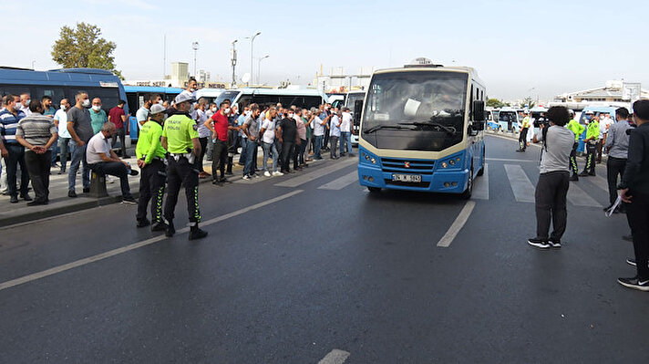 İstanbul'da işlerinin azaldığını öne süren ve ek hatla güzergah isteyen bir grup minibüsçü UKOME toplantısında taleplerinin karşılanmadığını öne sürerek Üsküdar'da toplandı.