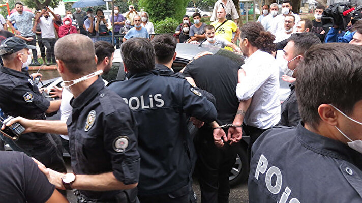 Olay saat 11.30 sıralarında Göztepe'de Fahrettin Kerim Gökay caddesi üzerinde meydana geldi. İddialara göre elinde muşta olan bir kişi kuyumcuya gelerek soygun yapmak istedi. 