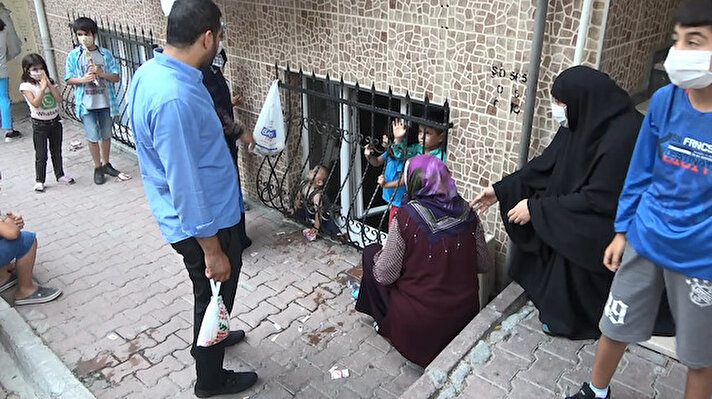 Pınar Mahallesi 1267. Sokak'taki 4 katlı binanın bodrum katındaki dairede Suriyeli Abdulkerim S, 2'si erkek, 1'i kız 3 çocuğunu evde bırakarak dışarı çıktı.
